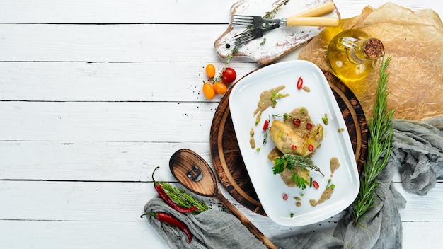 Na stole talerz z domowym daniem